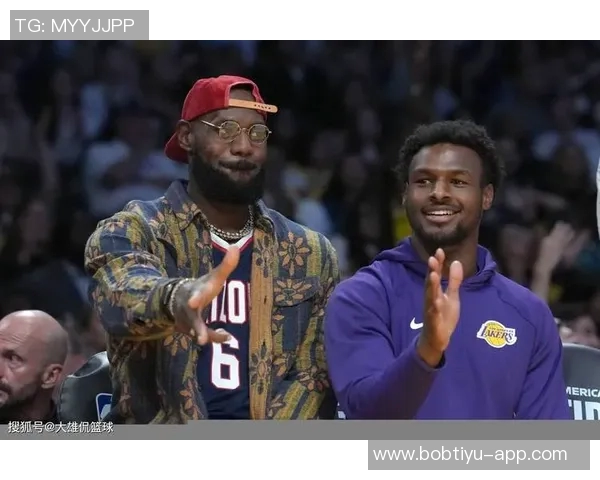 里夫斯称赞詹姆斯训练状态良好期待他强势回归球队 里夫斯称赞詹姆斯训练状态良好期待他强势回归球队