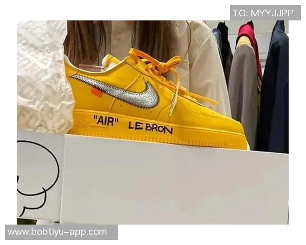 詹姆斯专属AF1即将发售超大皇冠Logo设计引发球迷热议 詹姆斯专属AF1即将发售超大皇冠Logo设计引发球迷热议